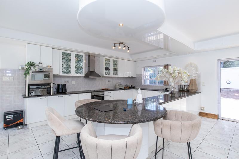 To Let 4 Bedroom Property for Rent in Constantia Western Cape